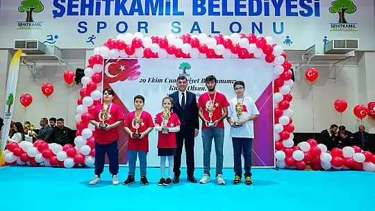Şampiyonlar, şölen havasında ödüllerini aldı