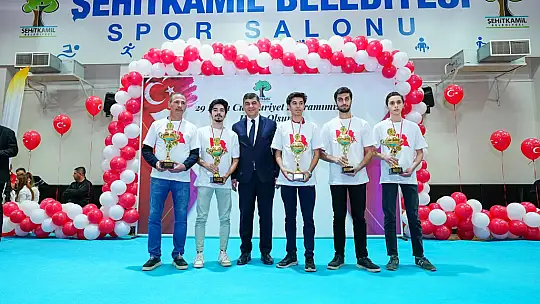 Şampiyonlar, şölen havasında ödüllerini aldı