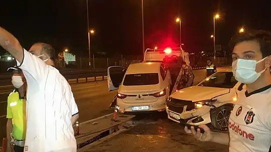 Şampiyonluk kutlaması sırasında kaza yapan araç yayaya çarptı: 2'si ağır 4 yaralı