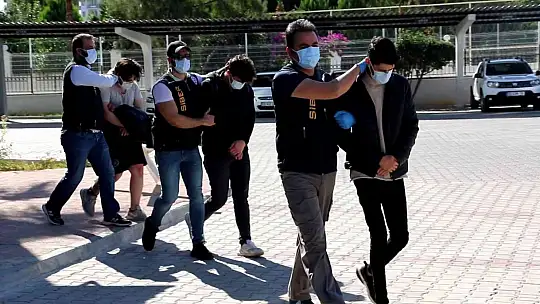 Sanal jigolo sitesiyle vatandaşları 1 milyon TL dolandıran 8 kişi gözaltına alındı