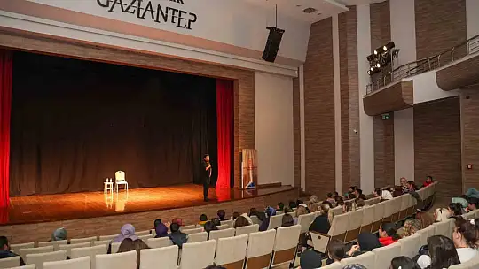 Sanatçı Kürşat, Türkü Tiyatrosuyla Gazi Şehirlilerle Buluştu