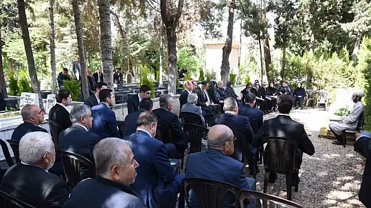 Sanayici N. Topçuoğlu mezarı başında dualarla anıldı