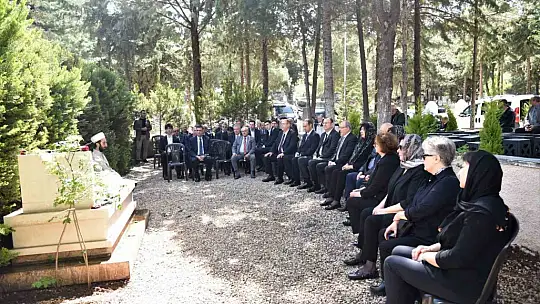 Sanayici N. Topçuoğlu mezarı başında dualarla anıldı
