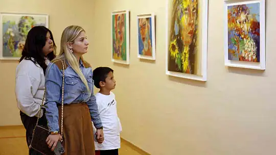 SANKO Sanat Galerisi'nde bakışlar temalı resim sergisi