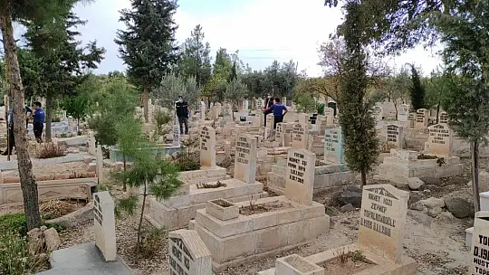 Mezarlığa bırakılan çantada bebek cesedi çıktı