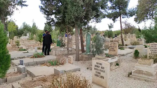 Mezarlığa bırakılan çantada bebek cesedi çıktı
