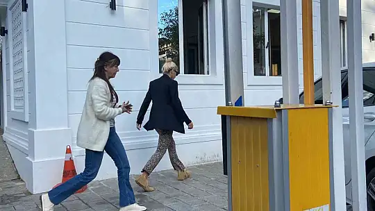 Şarkıcı Gülşen karakolda imza verdi