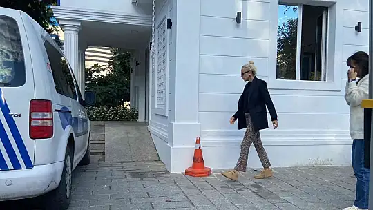 Şarkıcı Gülşen karakolda imza verdi