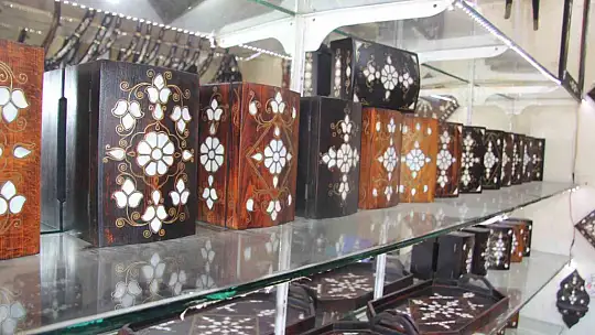 Sedefçilik mesleğinin tek kadın ustası 12 yıldır işini aşkla yapıyor