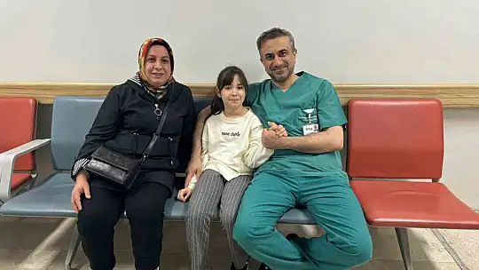 Sedye ile geldikleri hastaneden yaklaşık 1 yıl sonra yürüyerek çıktılar