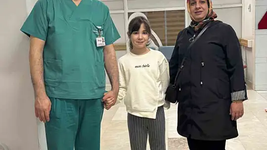 Sedye ile geldikleri hastaneden yaklaşık 1 yıl sonra yürüyerek çıktılar