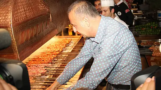 Şef Tahir Tekin Öztan: 'Ateşin bulunmasıyla birlikte keşfedilen kebap insanlık tarihindeki en önemli yemektir'