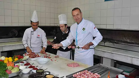 Şef Tahir Tekin Öztan: 'Ateşin bulunmasıyla birlikte keşfedilen kebap insanlık tarihindeki en önemli yemektir'