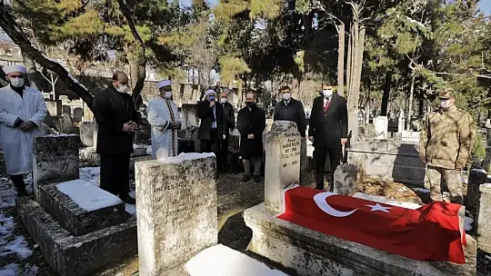 Şehit Kamil annesinin mezarı başında anıldı