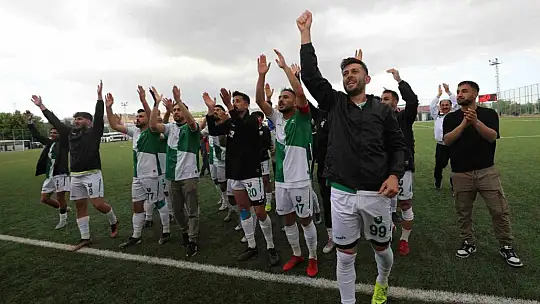 Şehitkamil Belediyespor, Kalespor'u 3-1 yenerek BAL'a yükseldi