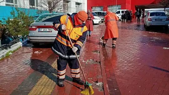 Şehitkamil'de kar mesaisi aralıksız sürüyor
