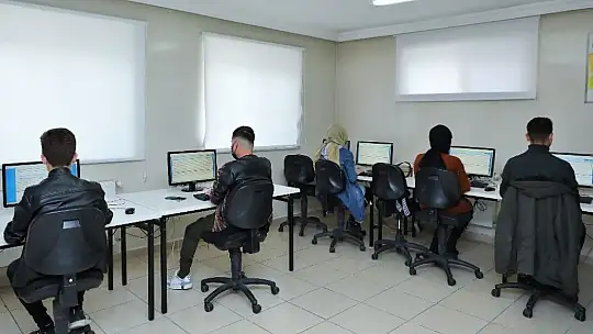 Şehitkamil'de on parmak F klavye kullanım kursu başladı