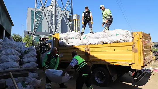 Şehitkamil'den budamadan elde edilen odunlar dar gelirli ailelerle yakacak olarak dağıtıldı