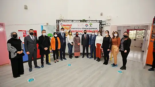 Şehitkamil'den öğrencilere 10 bin satranç seti