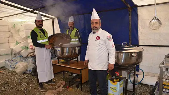 Şenoba Belediyesi depremzedeler için 7 günde 21 bin kişilik yemek yaptı