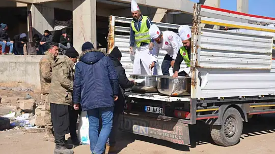 Şenoba Belediyesi depremzedeler için 7 günde 21 bin kişilik yemek yaptı