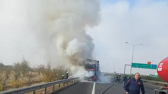 Seyir halinde alev alan tır kül oldu