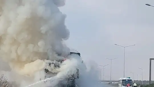 Seyir halinde alev alan tır kül oldu