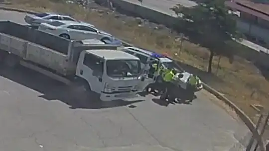 Seyir halinde nefesi kesilen kamyon sürücüsünü polisler hayata döndürdü