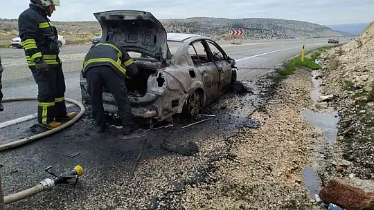 Seyir halindeki otomobil yandı, 5 kişi son anda dışarı çıktı