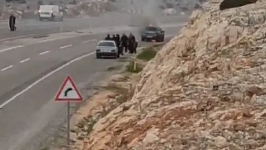 Seyir halindeki otomobil yandı, 5 kişi son anda dışarı çıktı