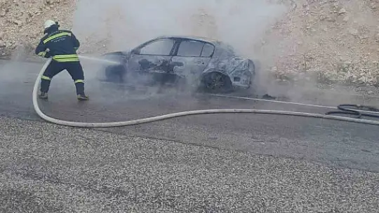 Seyir halindeki otomobil yandı, 5 kişi son anda dışarı çıktı