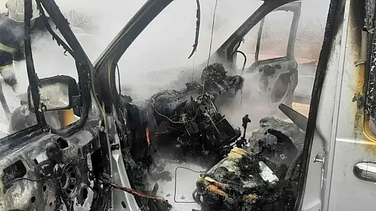 Seyir halindeki ticari araç alev aldı