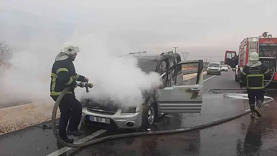 Seyir halindeki ticari araç alev aldı