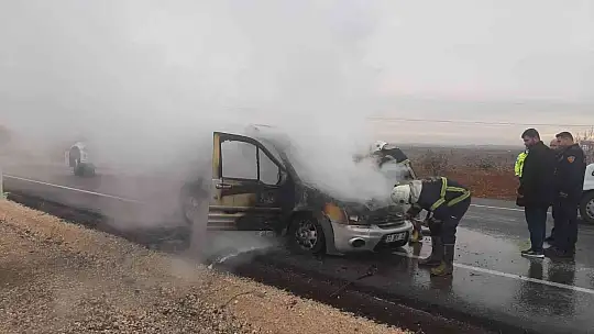 Seyir halindeki ticari araç alev aldı