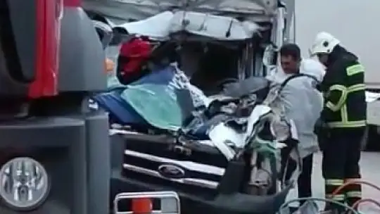 Seyir halindeki tıra arkadan çarpan kamyonetin sürücüsü hayatını kaybetti