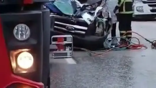 Seyir halindeki tıra arkadan çarpan kamyonetin sürücüsü hayatını kaybetti
