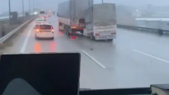 Seyir halindeki tıra arkadan çarpan kamyonetin sürücüsü hayatını kaybetti