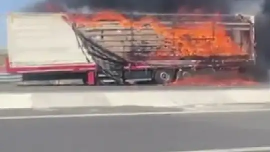 Seyir halindeki tırın dorsesi alev alev yandı