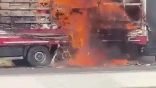 Seyir halindeki tırın dorsesi alev alev yandı