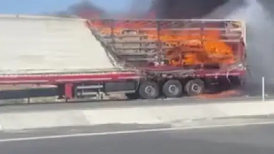 Seyir halindeki tırın dorsesi alev alev yandı