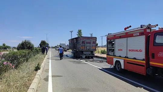 Seyir halindeki tırın lastikleri alev aldı