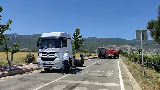 Seyir halindeki tırın lastikleri alev aldı