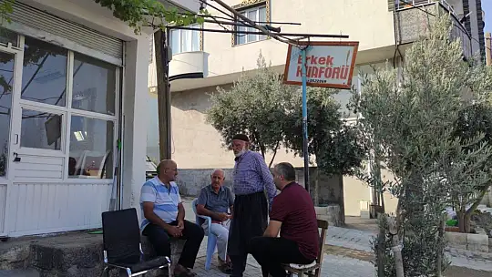 Sıcak havalar berber dükkanlarını sokağa taşıdı