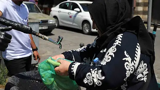 Sıcaktan bunalan vatandaşlar çareyi çeşme başında buldu