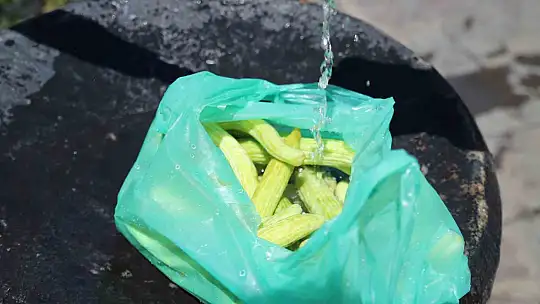 Sıcaktan bunalan vatandaşlar çareyi çeşme başında buldu