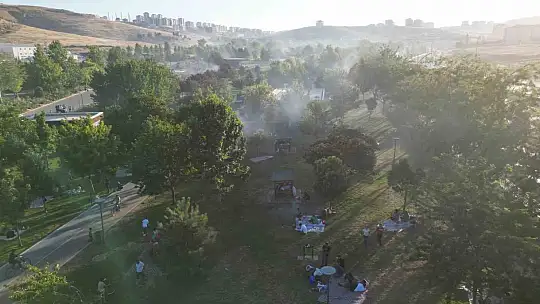 Sıcaktan bunalanlar parklarda serinliyor