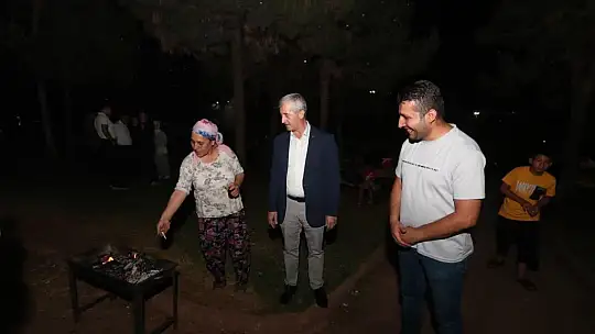 Sıcaktan bunalanlar parklarda serinliyor