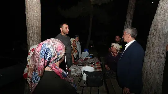 Sıcaktan bunalanlar parklarda serinliyor