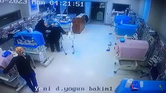 Şiddetli sarsıntıya rağmen kuvözleri bırakmadılar