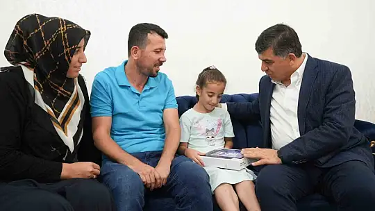Şiir okumak istedi tablet hediye edildi